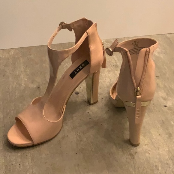 Cream Patent Leather DKNY Heels with Gold Adornments - Picture 2 of 5